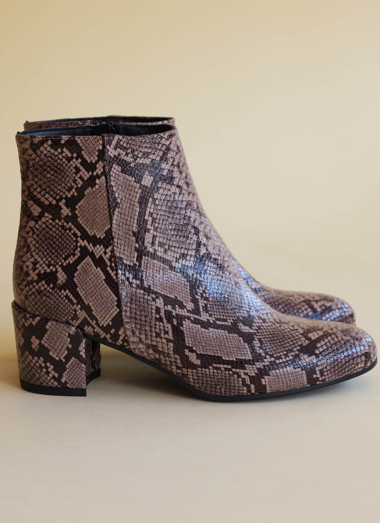 Sale 2 – habit footwear + accessories